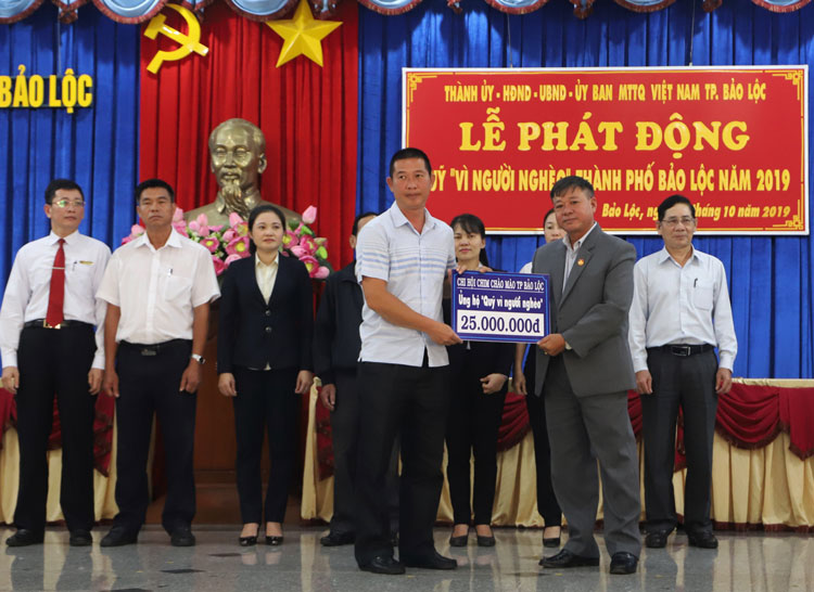 Ông Nguyễn Văn Khắc - Chủ tịch UBMTTQ TP Bảo Lộc đón nhận những mệnh giá ủng hộ “Quỹ vì người nghèo” TP Bảo Lộc năm 2019
