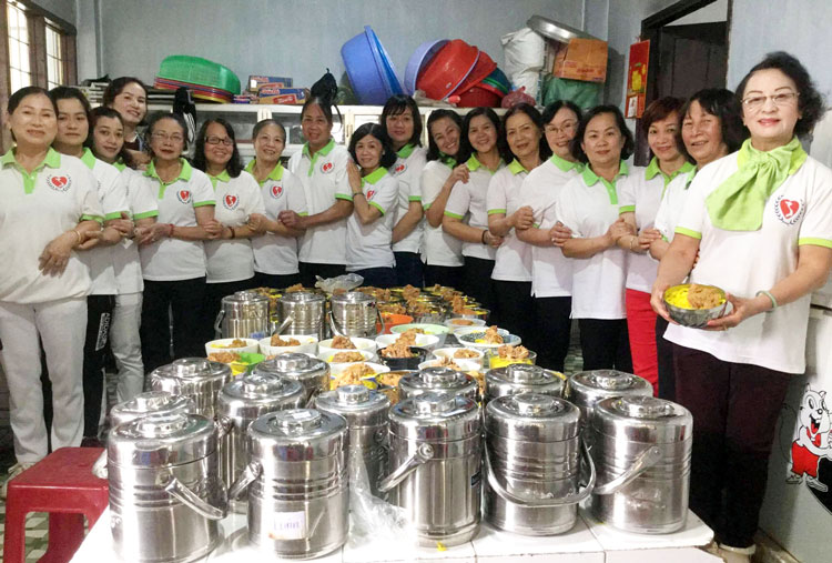 Các chị ở Chi hội Ái Tâm đã nấu xong bữa ăn trưa chuẩn bị phục vụ cho các đối tượng ở Trung tâm Bảo trợ xã hội tỉnh. Ảnh: A.Nhiên