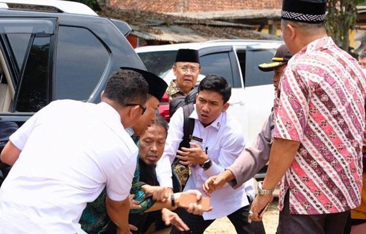 Bộ trưởng Điều phối các vấn đề chính trị, pháp lý và an ninh của Indonesia Wiranto (thứ 2, trái) bị tấn công bằng dao ngày 10/10/2019