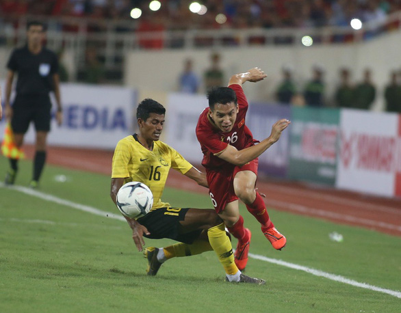 Thêm lần nữa, Malaysia (trái) bị đội tuyển bóng đá Việt Nam vượt qua