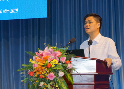 Ông Ngọ Duy Hiểu - Đại biểu Quốc hội khóa XIV, Phó Chủ tịch Tổng Liên đoàn Lao động Việt Nam báo cáo tại Hội nghị