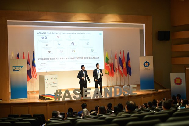 Hai sinh viên đội AWM trình bày dự án tại vòng chung kết khu vực ASEANDSE 2019