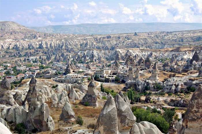 Kỳ quan Cappadocia ở Thổ Nhĩ Kỳ nằm trên nền móng của đế chế Hittite. Ngược dòng tìm hiểu có thể phát hiện tại đây đã có con người sinh sống từ thế kỷ 6 TCN. Điều đặc biệt là những ngôi nhà hay ngôi chùa đều được xây dựng từ những ngọn núi đá hình ống khói.