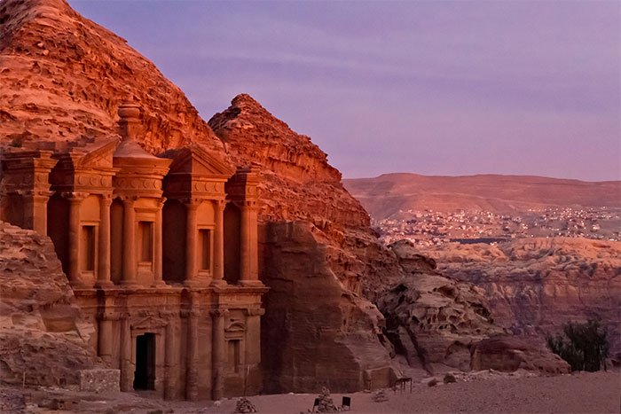 Nằm ở giữa Biển Đỏ và Biển Chết ở Jordan, thành cổ Petra nối liền Ả Rập, Ai Cập cùng với Phoenician. Thành cổ được bao quanh bởi các dãy núi và có rất nhiều bức tượng đá màu đỏ