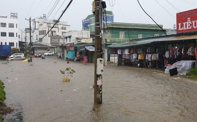 Bảo Lộc: Mưa lớn kéo dài, hơn 100 nhà dân ngập chìm trong nước