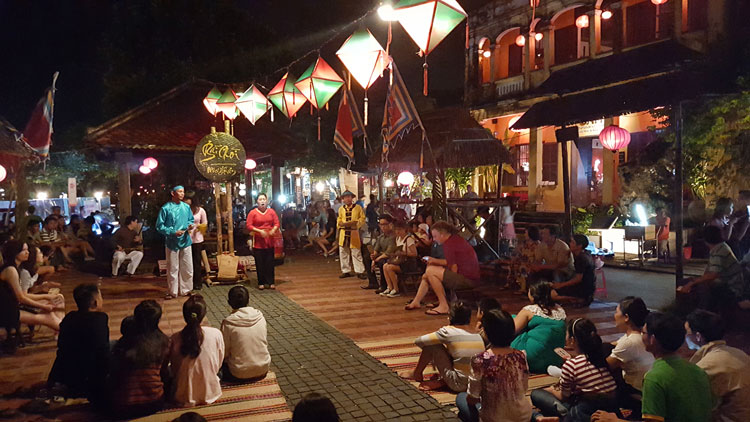 Hội An - thành phố văn hóa hàng đầu châu Á. Trong ảnh: Đông đảo du khách tham dự Hội bài chòi ở Hội An