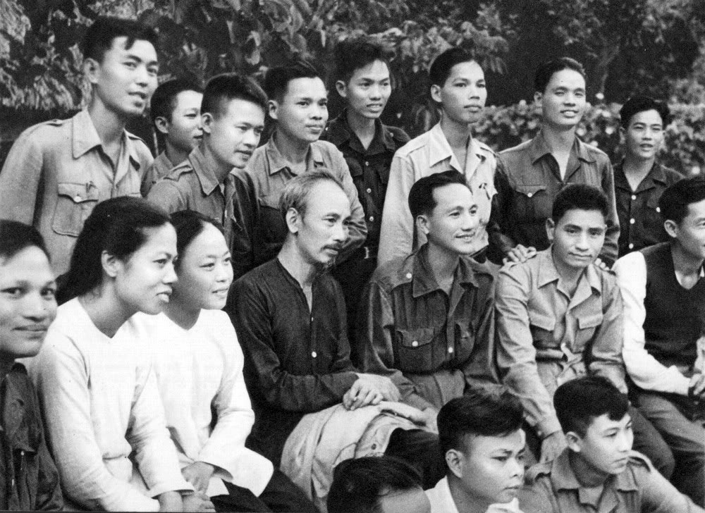 Chủ tịch Hồ Chí Minh với đoàn đại biểu Nam Bộ từ miền Nam ra thăm miền Bắc, năm 1949