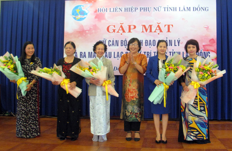 Bà Phạm Thị Mỹ Huyền - TUV - Chủ tịch Hội LHPN tỉnh tặng hoa chúc mừng Ban Chủ nhiệm CLB Nữ Trí thức tỉnh