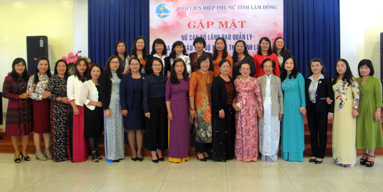 Lãnh đạo tỉnh cùng chụp hình lưu niệm với đội ngũ nữ lãnh đạo, quản lý các sở, ban, ngành của tỉnh