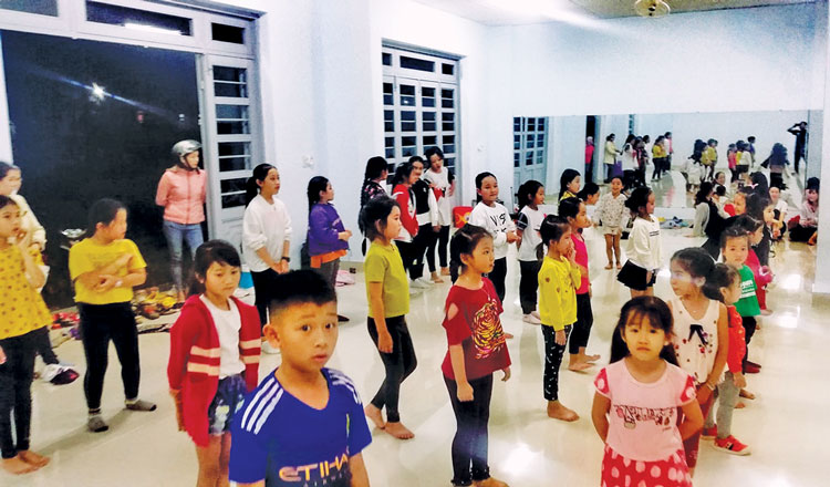 Lớp học nhảy căn bản do Quang Hạ tổ chức tại thị trấn Thạnh Mỹ (Đơn Dương).Ảnh: (do nhân vật cung cấp)
