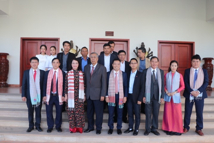 Đoàn đại biểu Bộ Thông tin - Truyền thông Việt Nam và Bộ Thông tin Campuchia chụp ảnh lưu niệm. 
