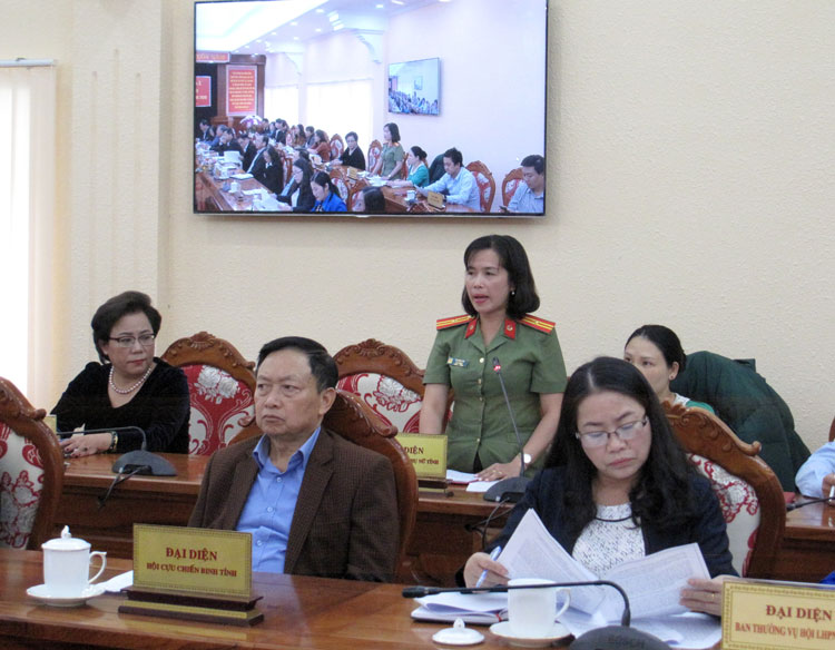 Chị Bùi Hoài Văn - Chủ tịch Hội LHPN Công an tỉnh đặt câu hỏi liên quan đến bạo lực học đường, an toàn cho trẻ em
