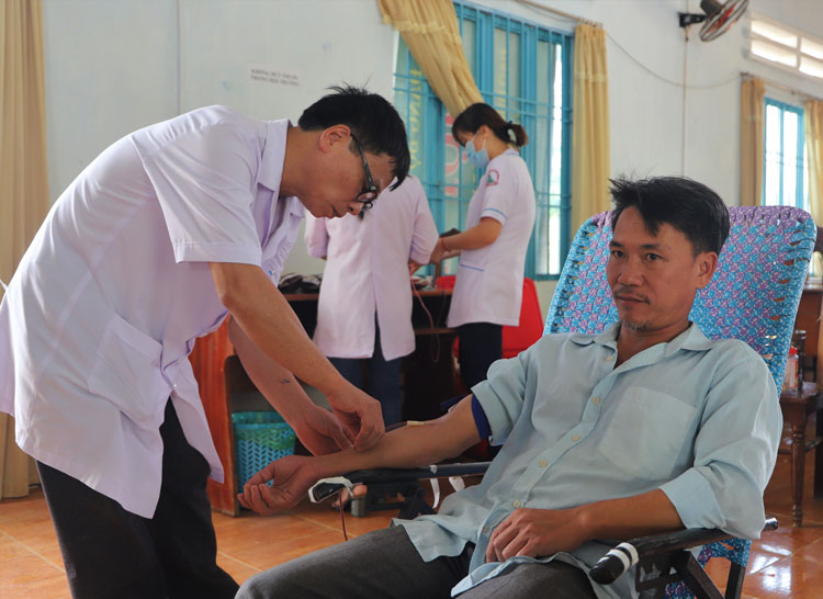 Người dân các xã Lộc Thành, Tân Lạc và Lộc Nam, huyện Bảo Lâm tham gia hiến máu tình nguyện.