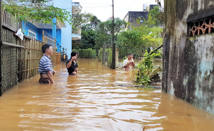 Nhà cửa của người dân tại Hẻm 127, đường Lê Văn Tám ngập chìm trong nước sau trận mưa vào chiều 13/10