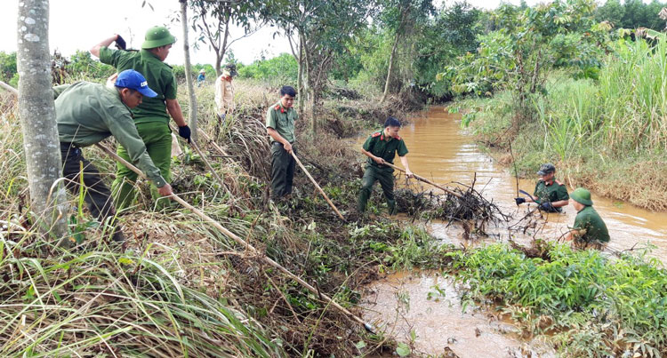 Lực lượng vũ trang huyện Đạ Tẻh tham gia làm công tác dân vận tại xã Triệu Hải