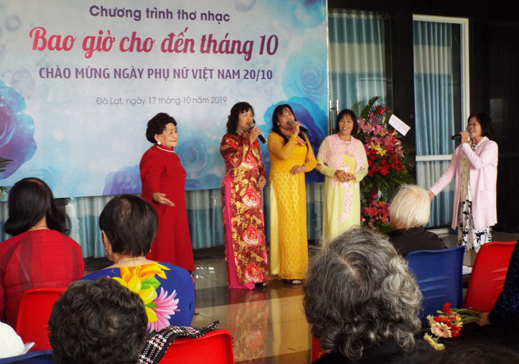 Xen lẫn những tiết mục thơ là những hát ngợi ca những đóng góp của phụ nữ Việt Nam cho gia đình và xã hội