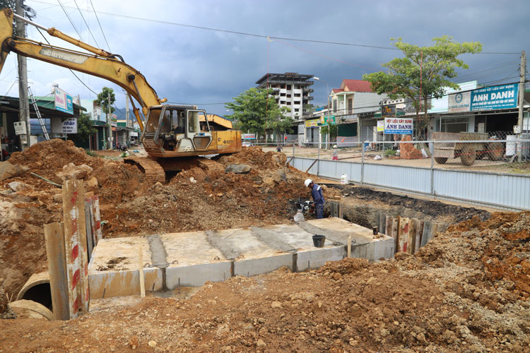 Công trình chống chống ngập trên Quốc lộ 20 (đoạn qua thôn Ánh Mai 3, xã Lộc Châu, TP Bảo Lộc) đang được thi công