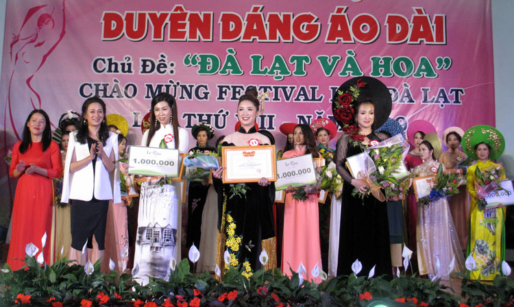Trao giải cá nhân cho thí sinh đoạt giải Nhất Nguyễn Thị Thu Phương (CĐCS Trường Mầm non 11) và 2 giải Nhì