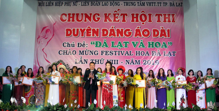 Ông Tôn Thiện San - Chủ tịch UBND TP Đà Lạt trao giải Nhất tập thể cho CĐCS Trường Tiểu học Nam Hồ
