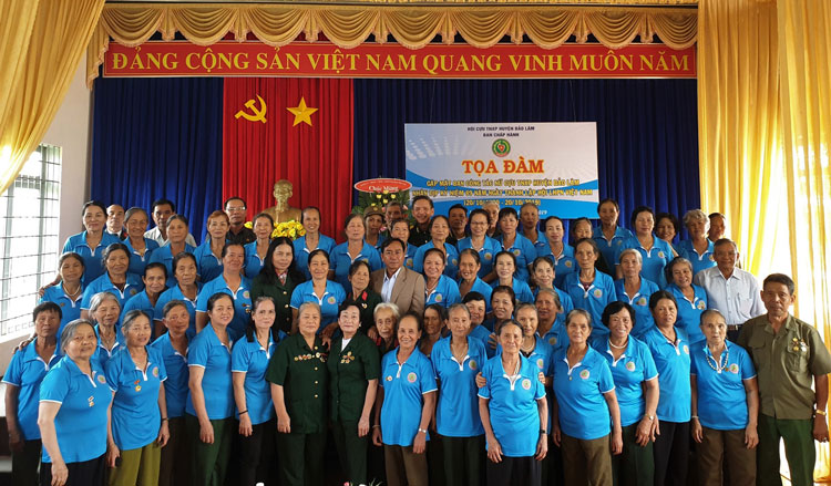 Hội viện Ban công tác Cựu nữ TNXP huyện Bảo Lâm chụp hình lưu niệm
