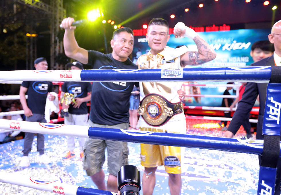 Trương Đình Hoàng ăn mừng việc giành đai WBA Đông Á cùng võ sĩ MMA gốc Việt Cung Lê