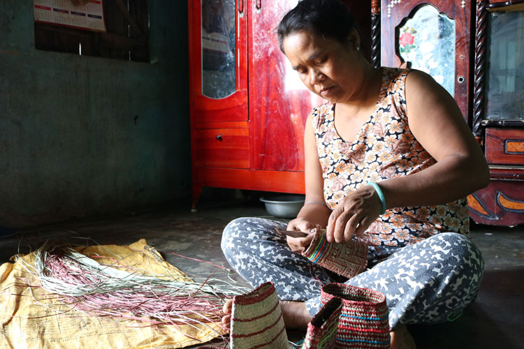 Bà Ma De (60 tuổi, thôn Bảo Tuân, xã Bảo Thuận) là một trong số những người dân đang gắn bó và phát huy nghề truyền thống của người xưa để lại