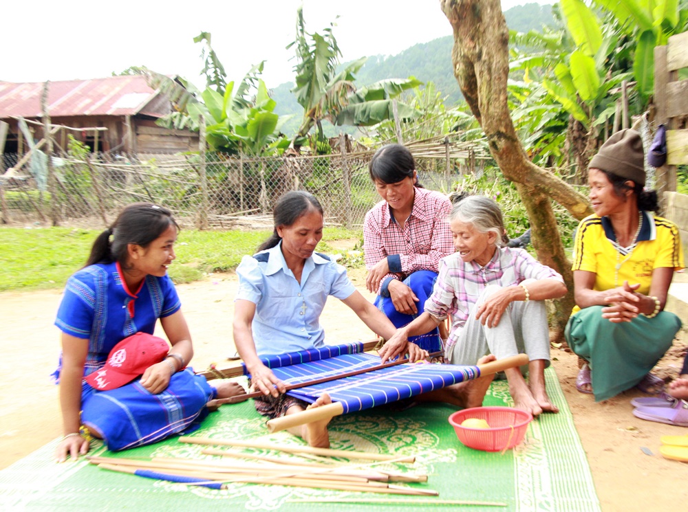 Những người phụ nữ có kinh nghiệm lâu năm truyền lại nghề cho chị em trong làng tại xã Đạ Tông, huyện Đam Rông.
