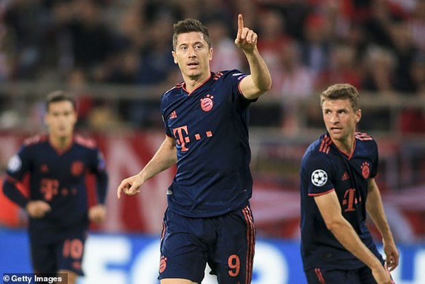 Lewandowski lập cú đúp giúp Bayern ngược dòng