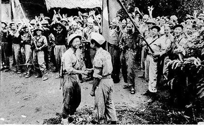 Quân tình nguyện Việt Nam và QĐND Lào gặp mặt mừng chiến thắng. Ảnh tư liệu