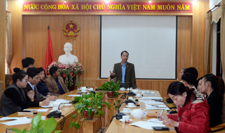 Ông Sử Thanh Hoài - Chủ tịch UBND huyện Lạc Dương trao đổi với các doanh nghiệp tại buổi làm việc