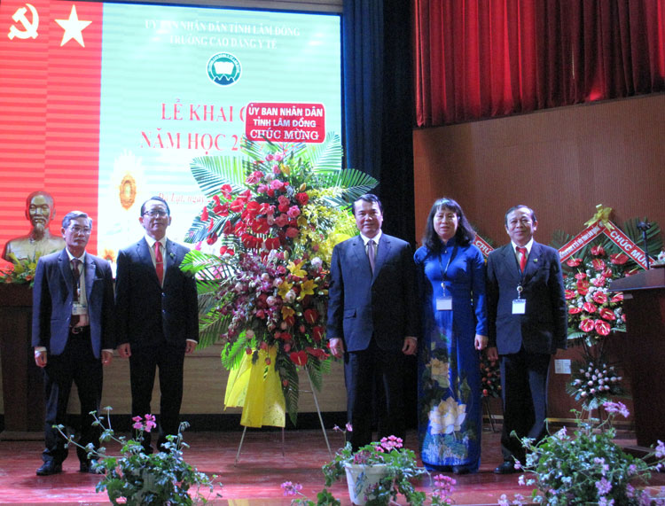 Lãnh đạo UBND tỉnh tặng lẵng hoa chúc mừng Trường Cao đẳng Y tế Lâm Đồng nhân dịp khai giảng năm học mới