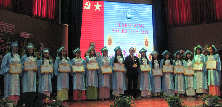 Trường Cao đẳng Y tế Lâm Đồng khen thưởng cho 60 sinh viên xuất sắc