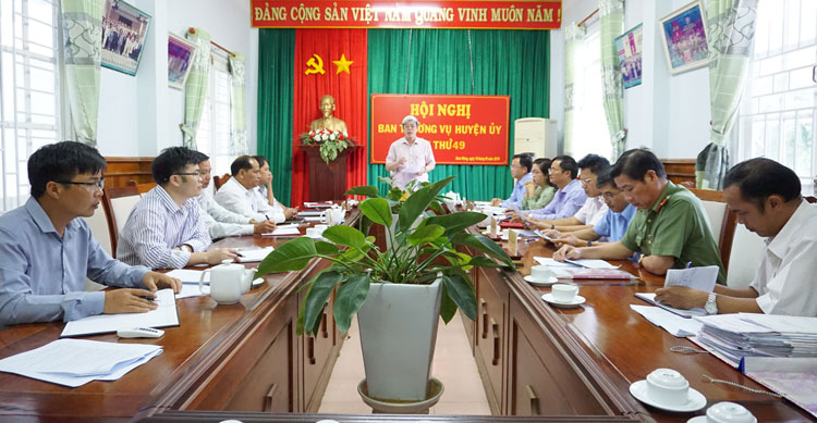 Ban Thường vụ Huyện ủy Đam Rông thông qua đề án nhân sự Đảng ủy các xã. Ảnh: L.H.T
