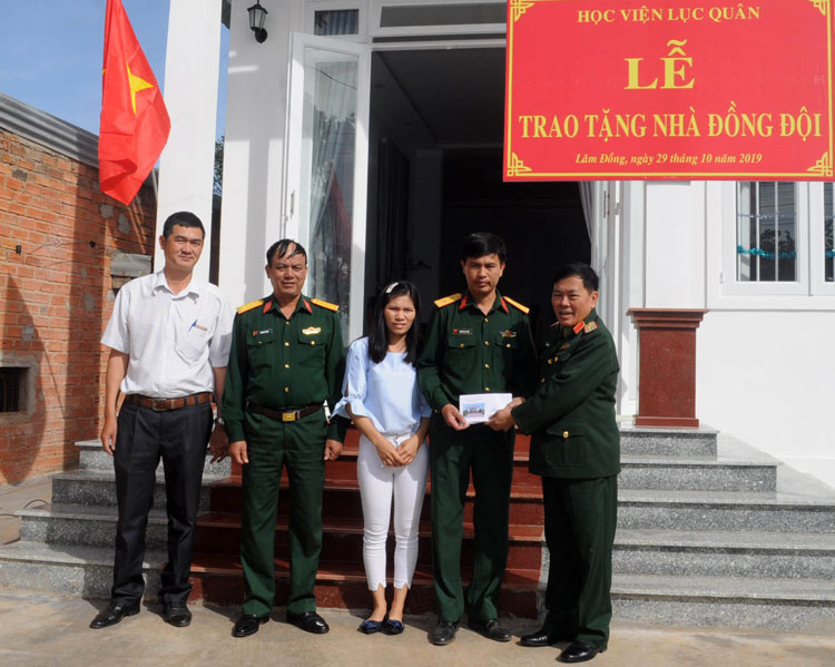 Phó Chính ủy Học viện Lục quân trao quà cho gia đình quân nhân Nguyễn Bá Tuấn
