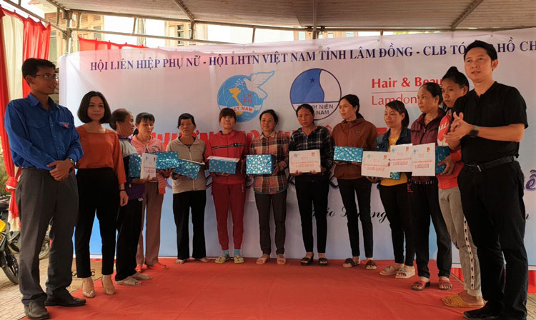 Đoàn công tác trao quà cho gia đình có hoàn cảnh khó khăn tại xã Đại Lào