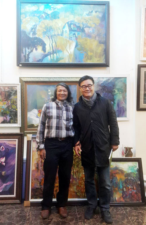 HS Vi Quốc Hiệp (trái) và doanh nhân, nhà sưu tập tranh Kim Kim tại phòng tranh HS Hiệp. Ảnh: M.Đạo