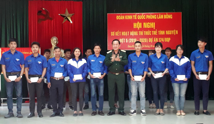 Trung tướng Võ Minh Lương - UVTW Đảng, Ủy viên Quân ủy Trung ương, Tư lệnh Quân khu 7 trao quà cho các đội viên TTTTN tại Hội nghị Sơ kết hoạt động trí thức trẻ tình nguyện đợt 5, giai đoạn 2018-2020. Ảnh: Văn Tâm