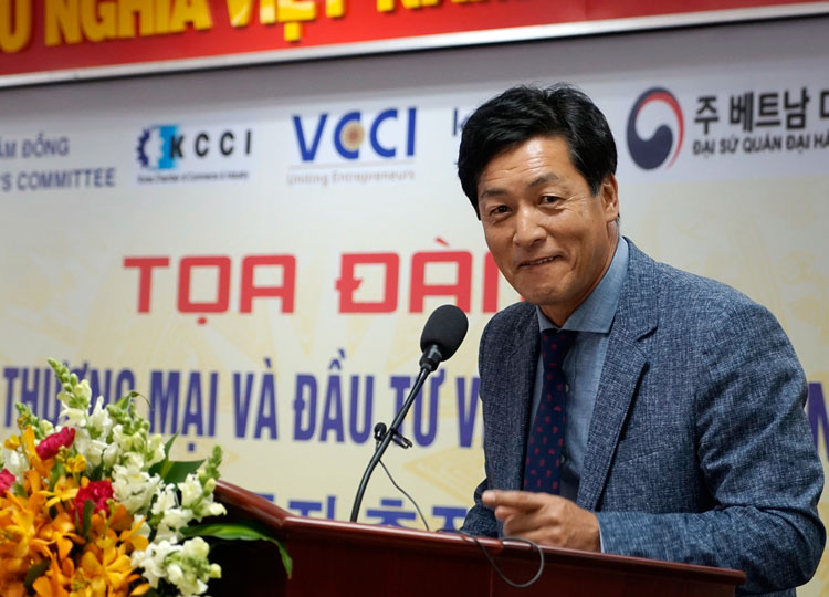 Ông Park Nam Hong kể câu chuyện đầu tư tại Tọa đàm Xúc tiến Thương mại Việt Nam - Hàn Quốc được tổ chức tại Đà Lạt. Ảnh: L.Hoa