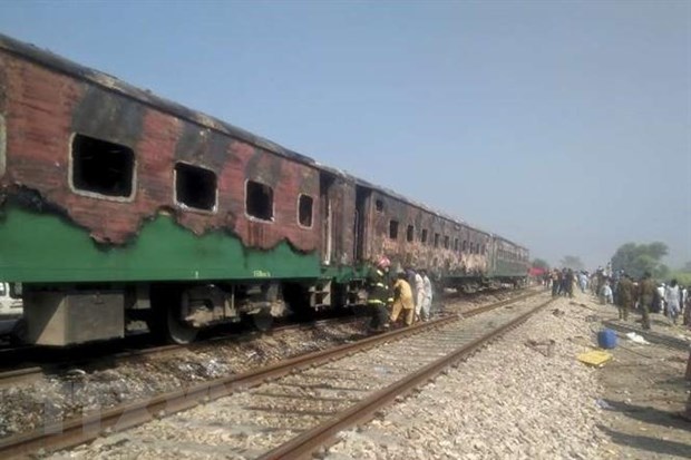 Ba toa tàu bị thiêu rụi sau vụ cháy tàu hỏa tại tỉnh Punjab, miền Nam Pakistan sáng 31/10/2019