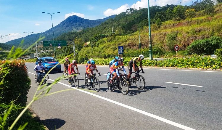 Nguy hiểm đoàn xe đạp đua chạy vào đường cao tốc