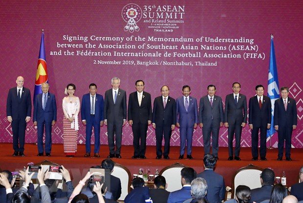 Thủ tướng Nguyễn Xuân Phúc, Tổng thư ký ASEAN Lim Jock Hoi, Chủ tịch FIFA Gianni Infantino và các trưởng đoàn chụp ảnh chung