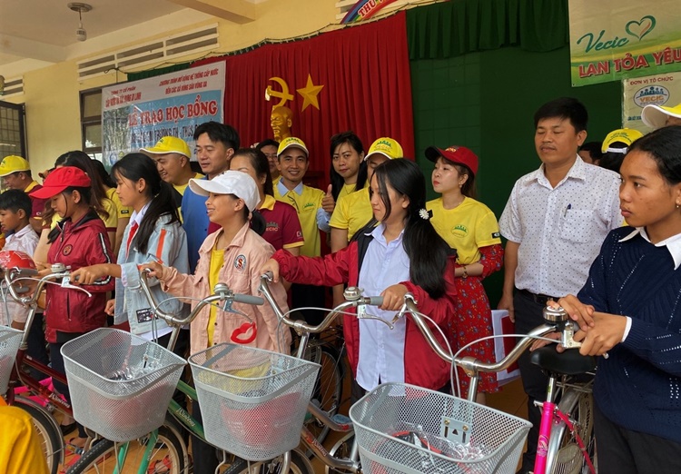 Đoàn từ thiện trao xe đạp cho các em học sinh nghèo xã Gia Bắc
