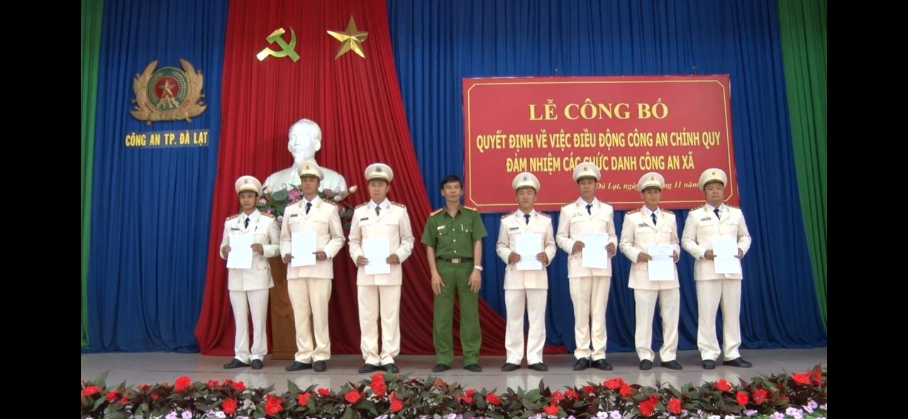 Đại tá Đinh Xuân Huy - Phó Giám đốc Công an tỉnh Lâm Đồng trao Quyết định điều động 7 Công an chính đảm nhiệm chức danh Trưởng, phó Công an xã tại 4 xã của TP Đà Lạt.