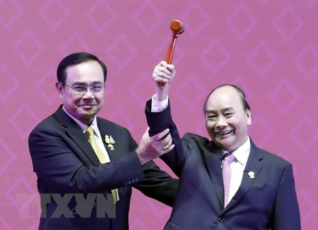 Thủ tướng Nguyễn Xuân Phúc nhận búa Chủ tịch ASEAN từ Thủ tướng Thái Lan Prayuth Chan-o-cha