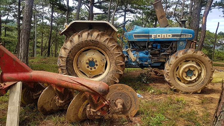 Chiếc máy cày đùng để xâm lấn đất rừng trái phép đang được tạm giữ tại Trạm kiểm lâm Xã Lát - Hạt kiểm lâm Bidoup - Núi Bà