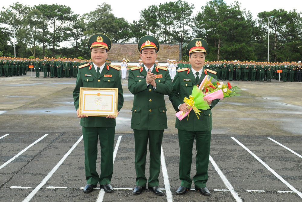 Thượng tướng Trần Đơn, Thứ trưởng Bộ Quốc phòng trao danh hiệu “Đơn vị vững mạnh toàn diện” năm 2018 cho Học viện Lục quân