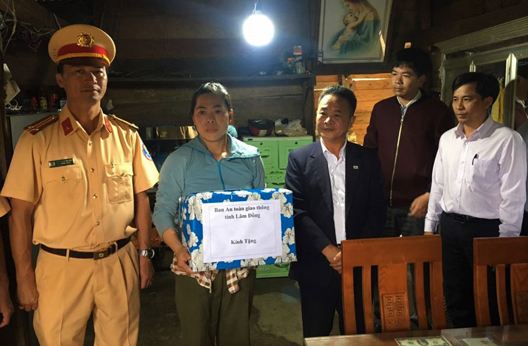 Ban ATGT tỉnh Lâm Đồng thăm hỏi, động viên các gia đình nạn nhân tử vong vì tai nạn giao thông