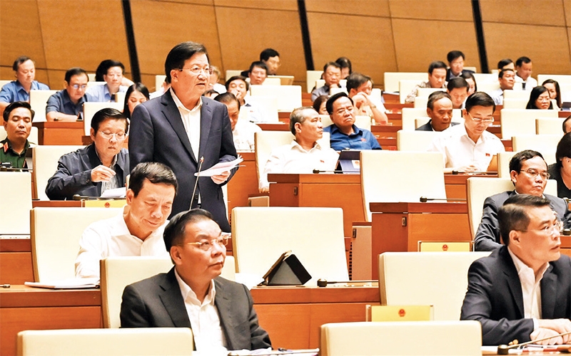 Phó Thủ tướng Trịnh Ðình Dũng thay mặt Chính phủ trả lời chất vấn của đại biểu Quốc hội