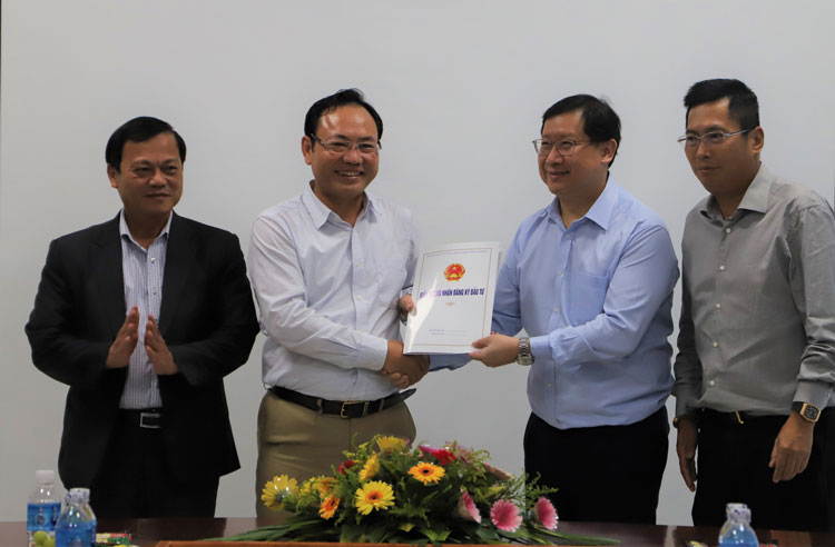 Phó Chủ tịch UBND tỉnh Nguyễn Văn Yên trao Giấy chứng nhận đăng ký doanh nghiệp Công ty CP Bai Sài Gòn - Lâm Đồng cho ông Teo Hong Keng