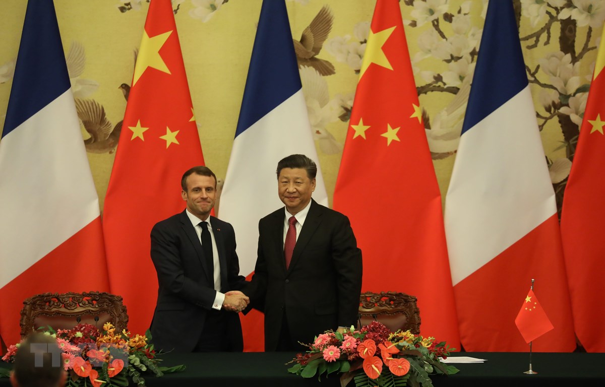 Tổng thống Pháp Emmanuel Macron (trái) và Chủ tịch Trung Quốc Tập Cận Bình tại cuộc gặp ở Bắc Kinh ngày 6/11/2019